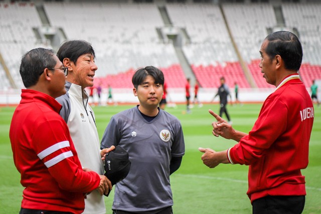 Presiden Jokowi berbincang dengan pelatih Timnas Indonesia, Shin Tae Yong, di Stadion Utama Gelora Bung Karno, Senayan, Jakarta, Sabtu (1/4/2023). Foto: Jamal Ramadhan/kumparan