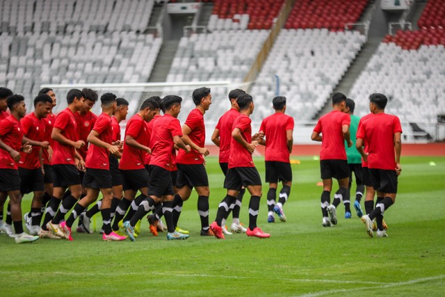 Pemain Timnas U-20 dan U-22 menjalani sesi latihan di Stadion Utama Gelora Bung Karno, Senayan, Jakarta, Sabtu (1/4/2023). Foto: Jamal Ramadhan/kumparan