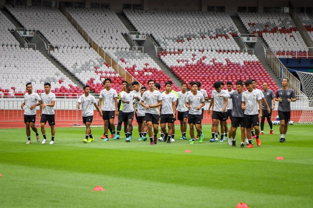 Pemain Timnas U-20 dan U-22 menjalani sesi latihan di Stadion Utama Gelora Bung Karno, Senayan, Jakarta, Sabtu (1/4/2023). Foto: Jamal Ramadhan/kumparan