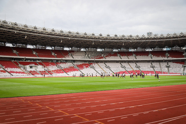 Pemain Timnas U-20 dan U-22 menjalani sesi latihan di Stadion Utama Gelora Bung Karno, Senayan, Jakarta, Sabtu (1/4/2023). Foto: Jamal Ramadhan/kumparan