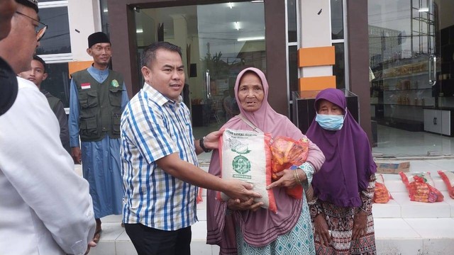 Bupati Aron menyerahkan bantuan paket Ramadhan kepada warga. Foto: Dina Mariana/Hi!Pontianak