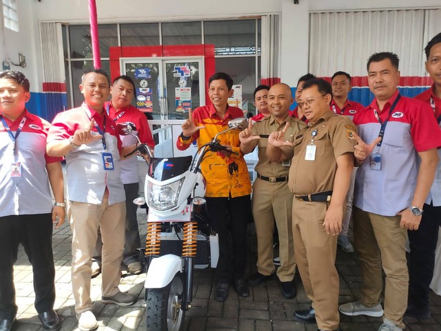 Penyerahan sepeda motor roda tiga untuk perpustakaan keliling dari JNE kepada Yudi founder Rumah Baca Sang Petualang - Dok Pribadi
