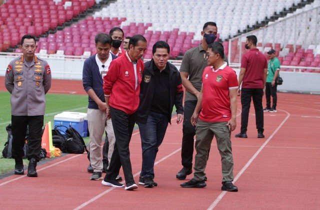 Presiden Jokowi didampingi Ketua Umum PSSI, Erick Thohir, saat berkunjung ke Stadion Utama Gelora Bung Karno (GBK), Senayan, Jakarta, Sabtu (1/4/2023).
 Foto: PSSI