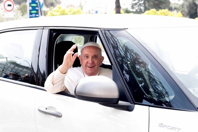 Paus Francis melambaikan tangan dari mobil saat meninggalkan rumah sakit Gemelli Roma di Roma, Italia, Sabtu (1/4/2023). Foto: Remo Casilli/REUTERS