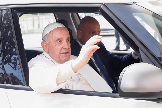 Paus Francis melambaikan tangan dari mobil saat meninggalkan rumah sakit Gemelli Roma di Roma, Italia, Sabtu (1/4/2023). Foto: Remo Casilli/REUTERS