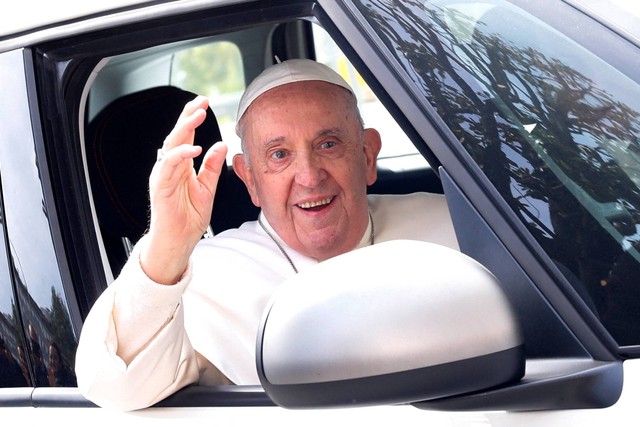 Paus Fransiskus melambaikan tangan dari mobil saat meninggalkan rumah sakit Gemelli Roma di Roma, Italia, Sabtu (1/4/2023). Foto: Remo Casilli/REUTERS