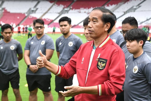 Presiden Jokowi berbincang dengan pelatih dan pemain Timnas U-20 dan U-22 saat menjalani sesi latihan di Stadion Utama Gelora Bung Karno (GBK), Senayan, Jakarta, Sabtu (1/4/2023). Foto: Kris/Biro Pers Sekretariat Presiden
