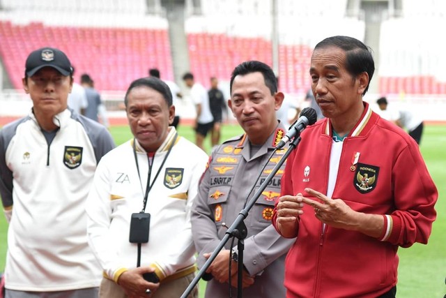 Presiden Jokowi memberikan keterangan pers usai menemui pelatih dan pemain Timnas U-20 dan U-22 di Stadion Utama Gelora Bung Karno (GBK), Senayan, Jakarta, Sabtu (1/4/2023). Foto: Kris/Biro Pers Sekretariat Presiden