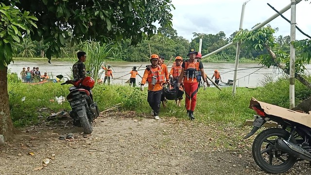 Tim SAR saat mengevakuasi korban yang hanyut di Sungai Komering, Foto : Istimewa