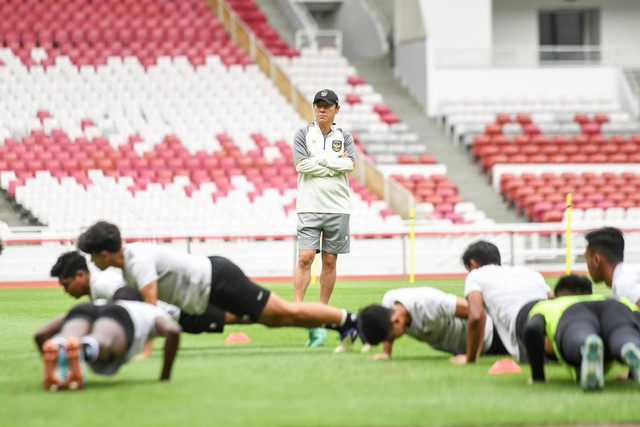 Pelatih Timnas U-20 Shin Tae-yong memimpin sesi latihan terakhir di Stadion Utama Gelora Bung Karno, Jakarta, Sabtu (1/4/2023). Foto: Hafidz Mubarak A/ANTARA FOTO