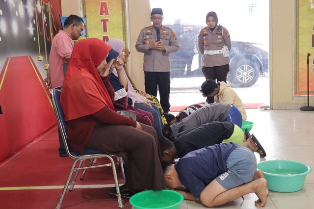 Pelajar yang tawuran di Kota Dumai, Riau, cium kaki ibunya. Foto: Dok. Istimewa