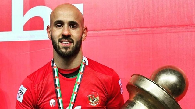 Eks pemain Persib asal Palestina, Mohammed Rashid, merayakan titel juara Abu Ammar Cup yang diraih timnya, Jabal Al-Mukaber, sambil memakai jersi Timnas Indonesia. Foto: Instagram/@moerashid95