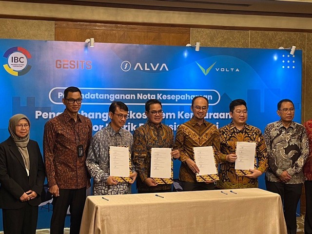 Indonesia Battery Corporation (IBC) melakukan penandatanganan nota kesepahaman (MoU) dengan merek motor listrik Gesits, Volta, dan Alva. Foto: Sena Pratama/kumparan