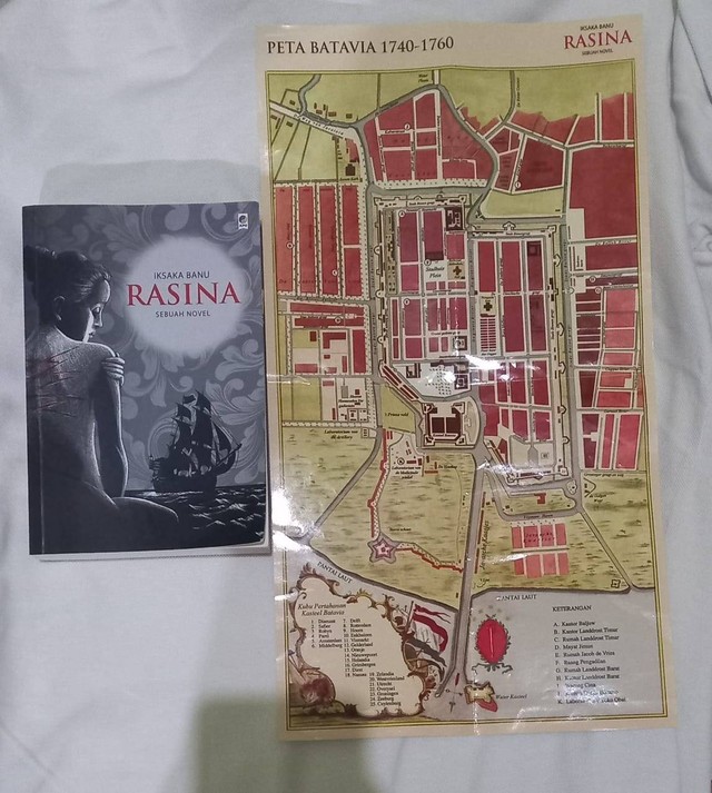 Novel Rasina dan bonus peta Batavia, latar tempat cerita (dokumentasi pribadi)
