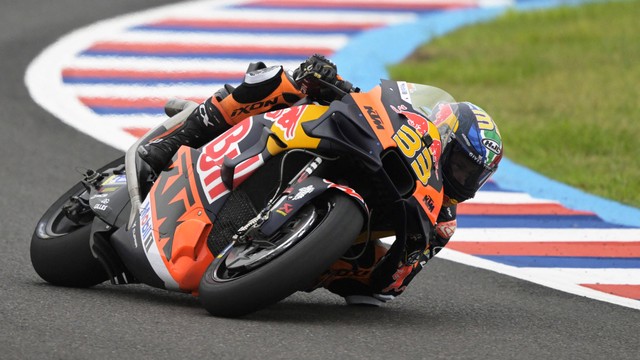 Brad Binder saat sesi sprint race MotoGP Argentina di Autodromo Termas de Rio Hondo pada 1 April 2023 waktu setempat. Foto: JUAN MABROMATA / AFP