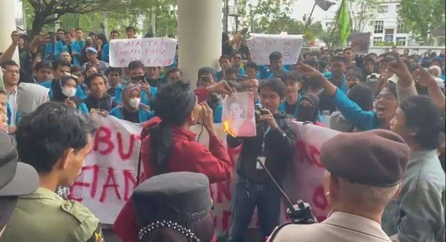 Mahasiswa bakar foto Puan Maharani saat melakukan aksi unjuk rasa di Kantor DPRD Kalbar pada jumat lalu. Foto: Dok. Istimewa