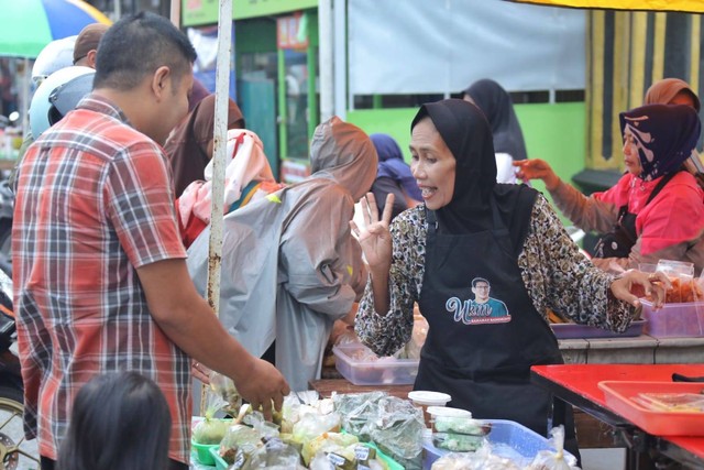 UMKM yang mendapatkan modal berjualan takjil dari UMKM Sahabat Sandi Uno Banyumas. Foto; Dok. Istimewa