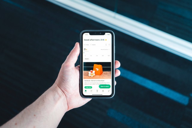 Foto oleh Erik Mclean dari Pexels: https://www.pexels.com/id-id/foto/makanan-tangan-smartphone-internet-16052346/