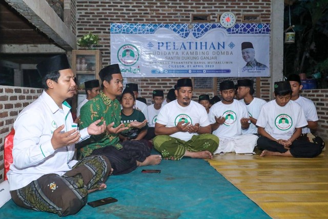 Santri Dukung Ganjar (SDG) menggelar doa bersama puluhan santri di Pondok Pesantren Darul Mutaalimin, Kota Cilegon. Foto: Dok. Istimewa