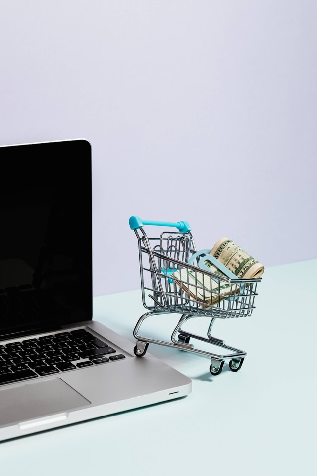 Foto oleh Karolina Grabowska: https://www.pexels.com/id-id/foto/tangan-laptop-internet-teknologi-5632379/
