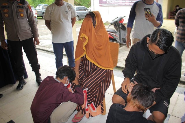 Pelaku tawuran di Kota Tangerang diminta bersimpuh di kaki orang tua. Foto: Dok. Istimewa