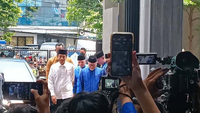 Jokowi tiba di Silaturahmi Ramadhan PAN.  Foto: Annisa Thahira Madina/kumparan