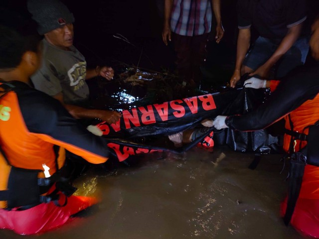 Basarnas Lampung mengevakuasi korban terjatuh ke saluran irigasi di Lampung Tengah, pada Sabtu (1/4) malam. | Foto : Dok. Basarnas Lampung