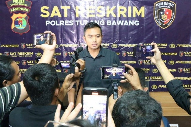 Kasat Reskrim Polres Tulang Bawang AKP Wido Dwi Arifiya Zaen saat memberikan keterangan. | Foto : Dok. Polres Tulang Bawang.