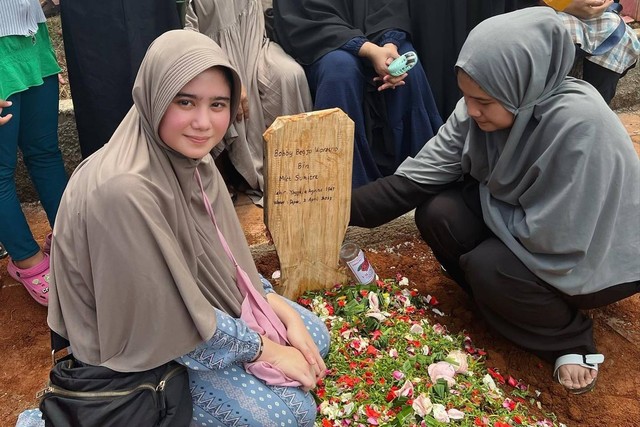 Tissa Biani menghadiri pemakaman ayahnya. Foto: Instagram/@tissabiani