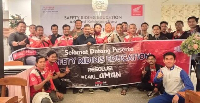 Karyawan PT Telkom Akses Foto Bersama Instruktur Safety Riding. Foto: Dok. Astra Kalbar