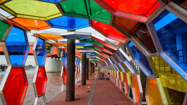 Ornamen Warna-warni yang menghias fasilitas di salah satu ruang bangunan pelabuhan jukung di Palembang, Minggu (2/4) Foto: anp/Urban Id