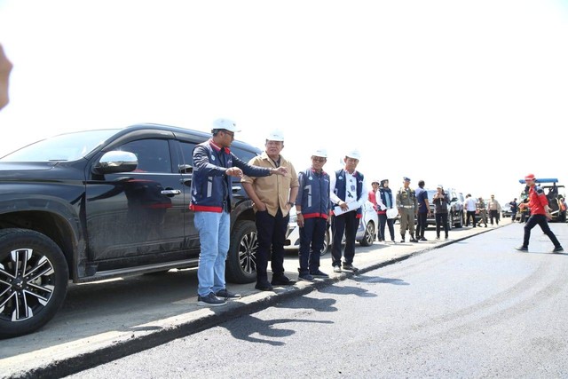 Gubernur Sumsel Herman Deru saat meninjau perbaikan jalan tol Kayu Agung-Palembang, Foto : Humas Pemprov Sumsel