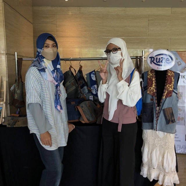 Untari Yulianingsih (kiri) dan saya (kanan), produk Ruze. Foto oleh Aisyah Devanny