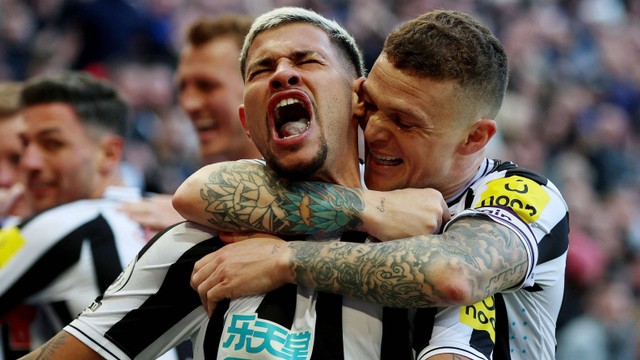 Bruno Guimaraes dari Newcastle United dan Kieran Trippier merayakan gol pertama mereka yang dicetak oleh Joe Willock pada pertandingan lanjutan Liga Inggris di Stadion St James' Park, Newcastle, Inggris, Minggu (2/4/2023). Foto: Lee Smith/Reuters