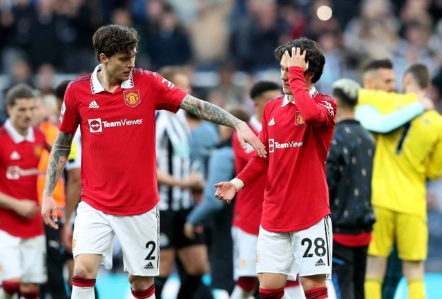 Facundo Pellistri dan Victor Lindelof dari Manchester United terlihat sedih setelah pertandingan lanjutan Liga Inggris di Stadion St James' Park, Newcastle, Inggris, Minggu (2/4/2023). Foto: Scott Heppell/Reuters