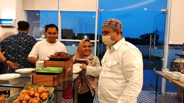 Dokumentasi DPC APSI Kediri: Fatmah, S.Sy., M.H dan Dr. H. Ahmad Fauzi, Lc. M.H.I dalam acara bukber DPC APSI Kediri