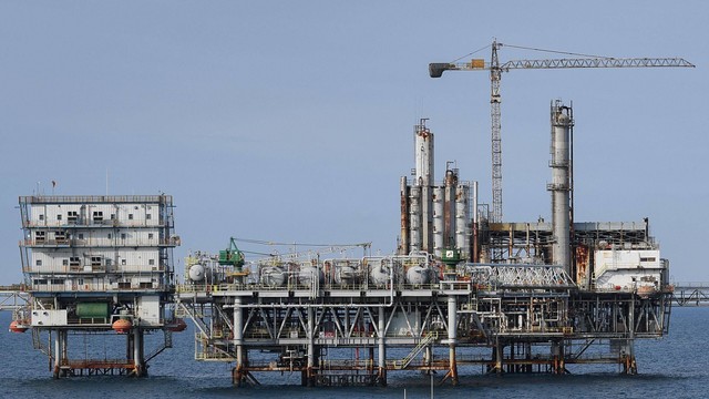 Kegiatan produksi hulu migas berlangsung di Anjungan Central Plant dan Anjungan Bravo Flow Station Pertamina Hulu Energi (PHE) Offshore North West Java (ONWJ), lepas pantai utara Subang, Laut Jawa, Jawa Barat, Minggu (2/4/2023). Foto: Aditya Pradana Putra/Antara Foto