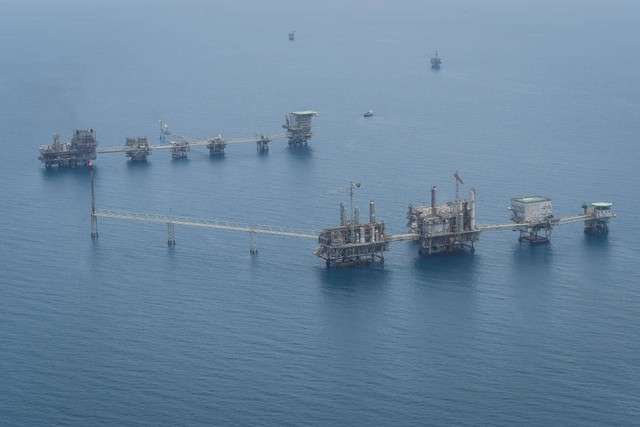 Kegiatan produksi hulu migas berlangsung di Anjungan Central Plant dan Anjungan Bravo Flow Station Pertamina Hulu Energi (PHE) Offshore North West Java (ONWJ), lepas pantai utara Subang, Laut Jawa, Jawa Barat, Minggu (2/4/2023). Foto: Aditya Pradana Putra/Antara Foto