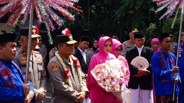 Kapolda baru Polda Metro Jaya Irjen Karyoto disambut dengan upacara penyambutan khas adat Betawi, Senin (3/3/2023). Foto: Thomas Bosco/kumparan