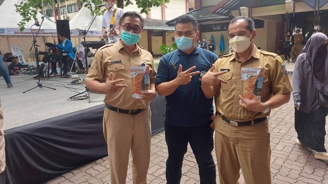 Akhdan Taufiq (tengah berbaju biru), owner Djintoel Snack Khas Tegal foto: dok pribadi