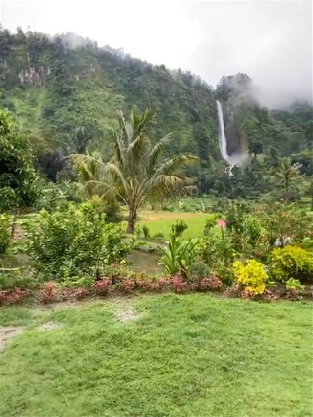 Rumah milik Abah Jajang (73) viral karena posisi dan lokasinya menghadap langsung ke Curug Citambur, Jawa Barat. Foto: Dok. Istimewa