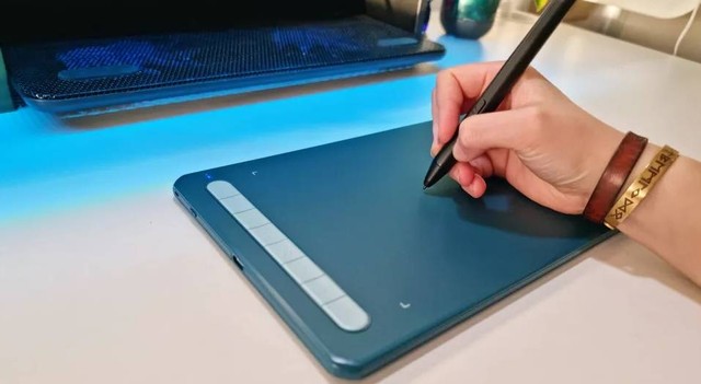 Ilustrasi drawing tablet. Foto: Creative Blog/Abi Le Guilcher