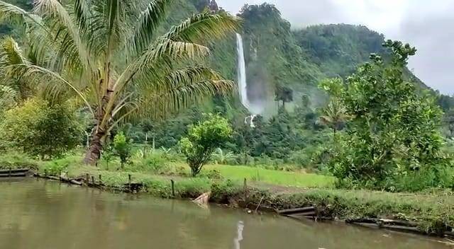 Suasana di sekitat rumah milik Abah Jajang (73) viral karena posisi dan lokasinya menghadap langsung ke Curug Citambur, Jawa Barat. Foto: Dok. Istimewa