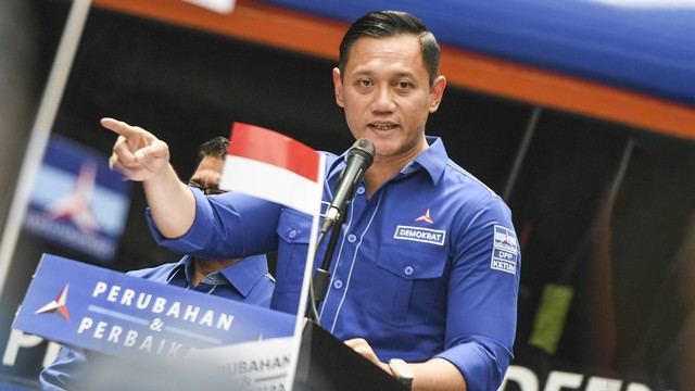 Ketua Umum Partai Demokrat Agus Harimurti Yudhoyono memberikan keterangan pers terkait upaya Peninjauan Kembali (PK) atas putusan Mahkamah Agung tentang pengesahan hasil Kongres Luar Biasa (KLB) Partai Demokrat di Deli Serdang. Foto:  ANTARA FOTO/Hafidz Mubarak A