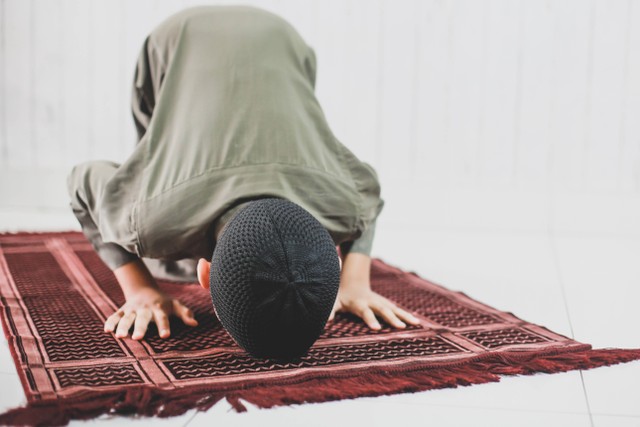 Ilustrasi anak belajar salat. Foto: Gatot Adri/Shutterstock