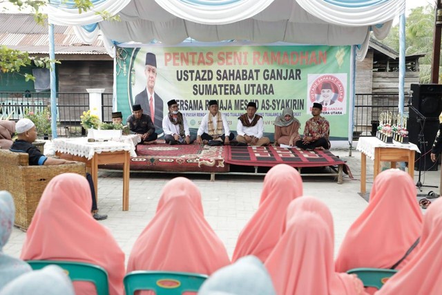 Relawan Ustaz Sahabat Ganjar Sumut menggelar lomba selawatan pada Senin (3/4/2023), di Dusun Payah Rengas, Desa Padang Tualang, Kecamatan Padang Tualang, Kabupaten Langkat Foto: Dok. Istimewa