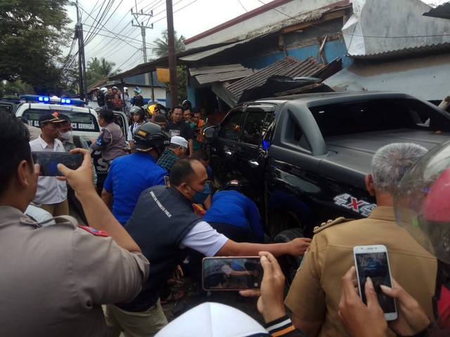 Mobil dinas Bupati Kuningan Acep Purnama kecelakaan di Kuningan, Jawa Barat, Senin (3/4), menewaskan dua orang. Foto: Dok. Istimewa