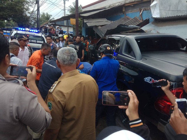 Mobil dinas Bupati Kuningan Acep Purnama kecelakaan di Kuningan, Jawa Barat, Senin (3/4), menewaskan dua orang. Foto: Dok. Istimewa