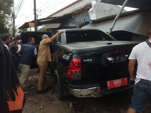 Mobil dinas Bupati Kuningan Acep Purnama kecelakaan di Kuningan, Jawa Barat, Senin (3/4), menewaskan dua orang. Foto: Dok. Istimewa