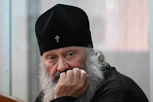 Kepala Biara Kyiv Pechers Lavra Metropolitan, Pavlo dari Gereja Ortodoks Ukraina, yang dituduh terkait dengan Moskow, menghadiri sidang pengadilan, di tengah serangan Rusia terhadap Ukraina, di Kyiv, Ukraina 1 April 2023. Foto: Viacheslav Ratynskyi/Reuters